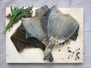Белый амур холодного копчения: Камбала камчатская вяленая без икры