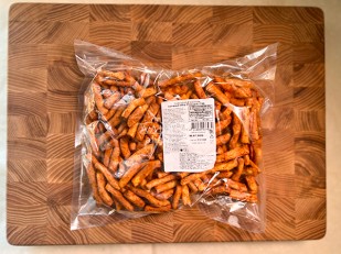 Продукт сырный ПАУТИНКА  Oktobersnack МАЛОСОЛЬНЫЙ ОГУРЕЦ (1 кг): Сыр копченый на ольхе с перцем 