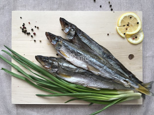 Белый амур холодного копчения: Корюшка вяленая с икрой