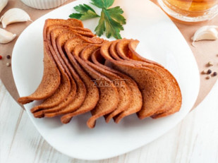 Ресторанные гренки со вкусом стейка: Ресторанные гренки с сметаной и зеленью